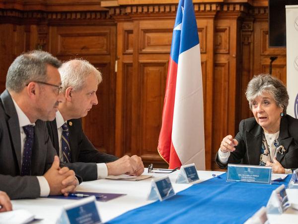 El Defensor Nacional, Carlos Mora Jano (a la izquierda), destac&oacute; la importancia del convenio para la supervisi&oacute;n carcelaria.