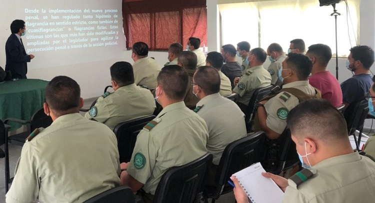 El abogado Luciano Cisternas abord&oacute; el "Proyecto Inocentes" con los carabineros de Tocopilla.