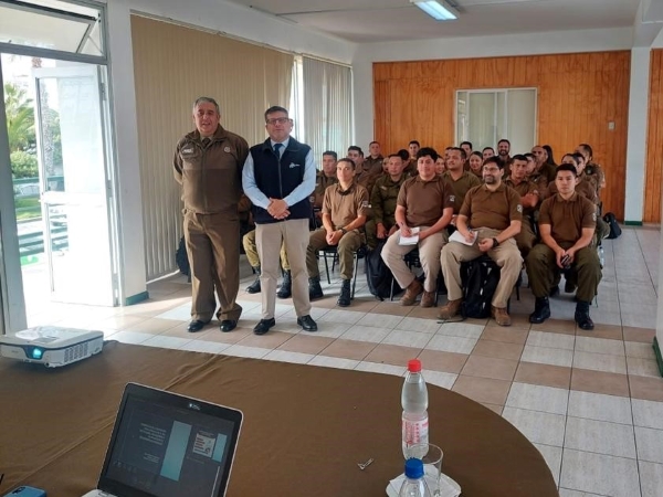 El Defensor Regional de Tarapac&aacute; junto al &uacute;ltimo grupo de carabineros participantes en la capacitaci&oacute;n.