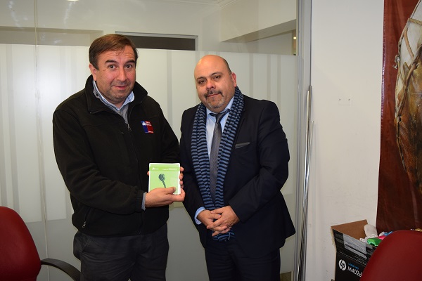 El Defensor Regional Jos&eacute; Luis Craig hizo entrega de material de difusi&oacute;n al encargado de la Oficina Conadi, Iv&aacute;n Lepian.