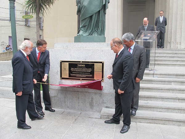 Las autoridades descubrieron la placa informativa en la Diosa Themis