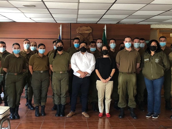 Los deefnsores penales p&uacute;blicos Mario Araya y Geogina Guevara participaron en la &uacute;ltima jornada 2021 de capacitaci&oacute;n a Carabineros.