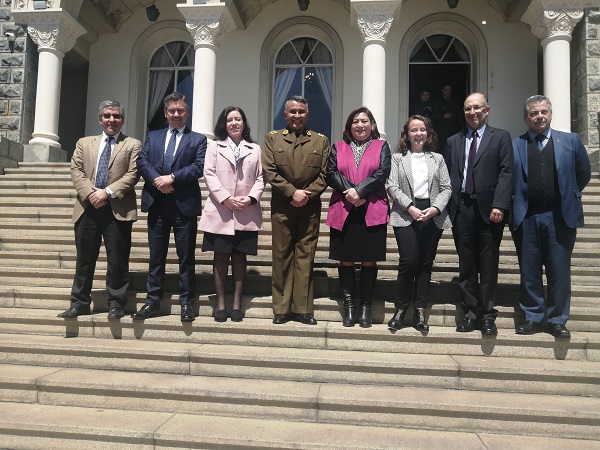 El Defensor Regional de Valpara&iacute;so, Claudio P&eacute;rez (segundo de izquierda a derecha), con autoridades y expositores.