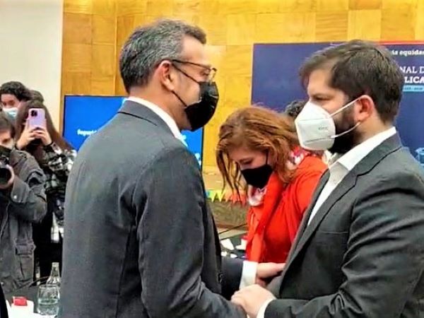 El Presidente Gabriel Boric salud&oacute; al Defensor Nacional, Carlos Mora Jano, al comenzar el encuentro.