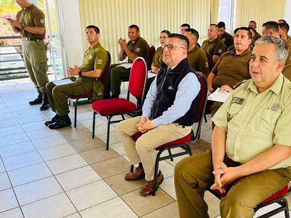 El Defensor Regional de Tarapac&aacute; y el grupo de funcionarios policiales que particip&oacute; en el inicio del plan de capacitaci&oacute;n.