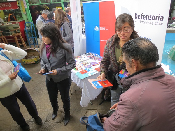 La Defensoria Penal en el Maule difundi&oacute; los derechos de las personas detenidas en el marco de una plaza de justicia en Talca. 