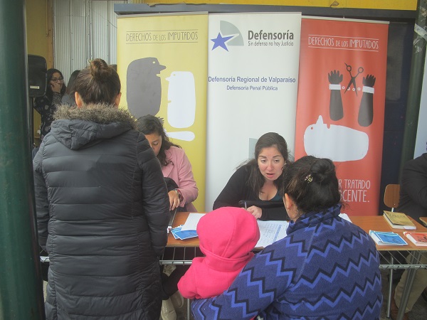 La defensora penitenciaria Tamara Farrah atendi&oacute; a 22 mujeres en el patio de la secci&oacute;n femenina de la c&aacute;rcel de Valpara&iacute;so.