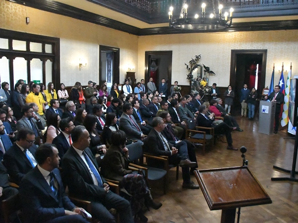 El Defensor Regional de Tarapac&aacute; durante su intervenci&oacute;n en el Palacio Astoreca.