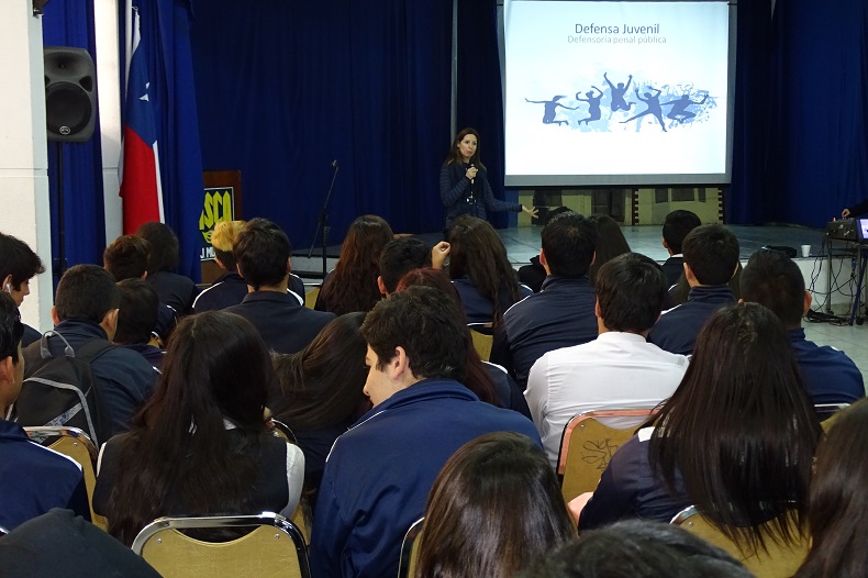 La psicologa de la UDPJ de Antofagasta durante la charla en el Instituto Superior de Comercio.