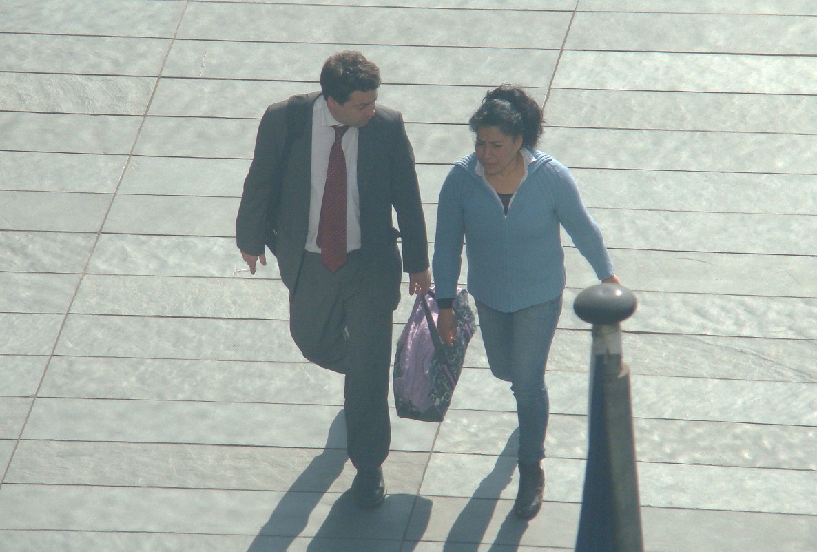 El defensor p&uacute;blico Pablo Sanzana porta el bolso y acompa&ntilde;a a su defendida Lupe Carbonell ,camino a entregarse para cumplir la prisi&oacute;n preventiva.