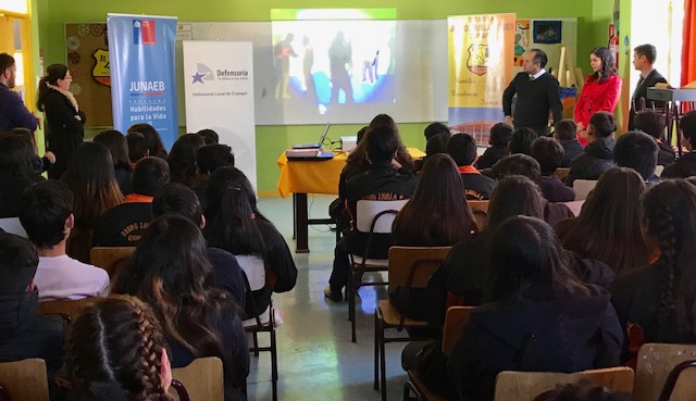 El equipo juvenil de la Defensor&iacute;a Regional de Atacama exhibe "Pasteles en la Noche" a alumnos de 8&deg; b&aacute;sico de Copiap&oacute;.