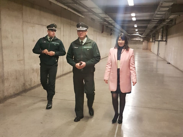 La Defensora Regional Metropolitana Sur y el director regional de Gendarmer&iacute;a recorrieron el t&uacute;nel bajo el CJS.
