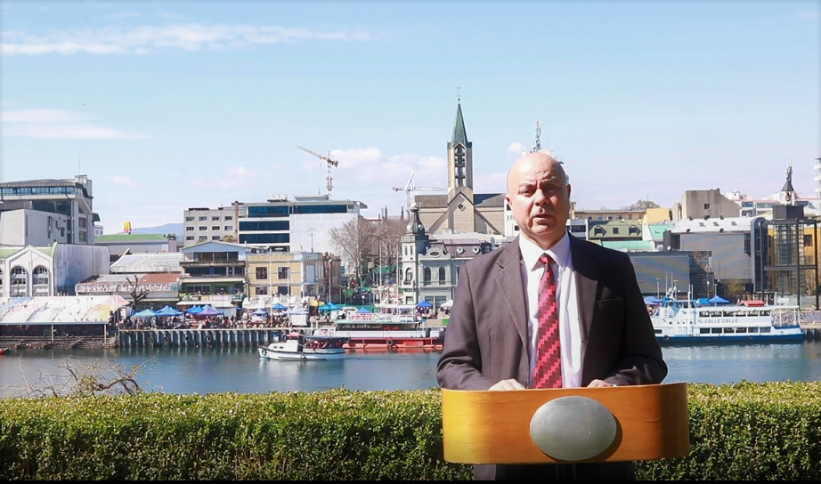 Luis Soto rindi&oacute; su cuenta con el r&iacute;o y la emblem&aacute;tica feria fluvial de la costanera valdiviana de fondo.