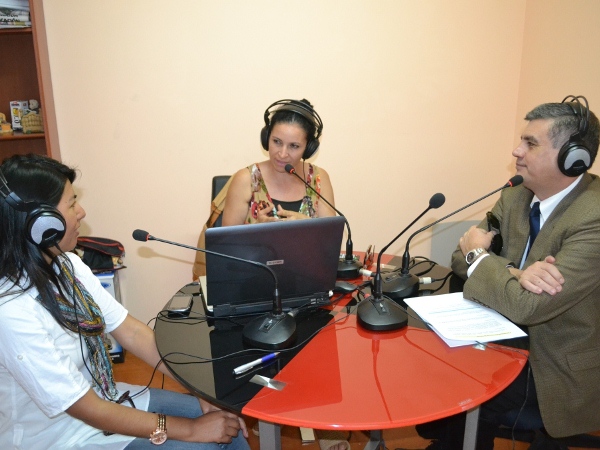 La conductora del programa matinal de Radio Santa Laura, en plena entrevista a los funcionarios de la Defensor&iacute;a.