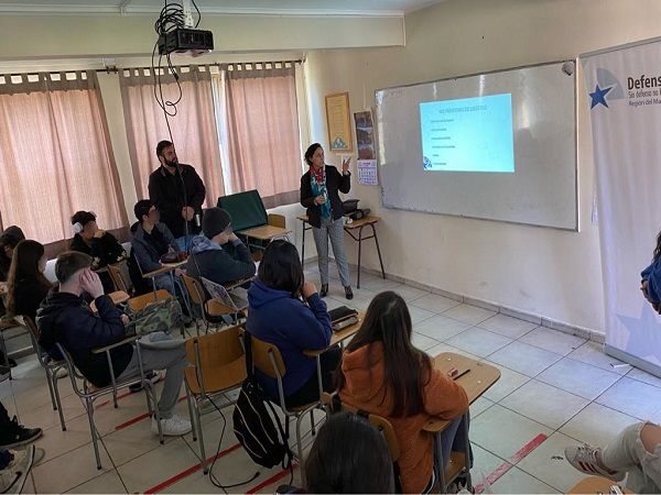 Los estudiantes participaron activamente en la charla dictada por la profesional de la Unidad de Defensa Penal Juvenil del Maule.