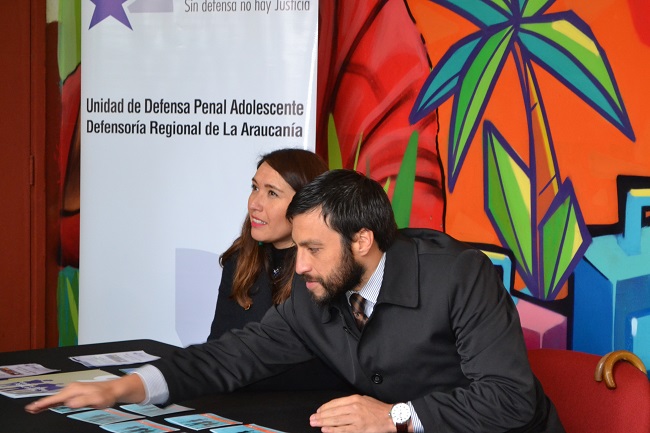 La asiste social Mar&iacute;a Paz Sandoval y el defensor penal juvenil Luis Acu&ntilde;a en la feria de educaci&oacute;n del Liceo T&eacute;cnico de Temuco.