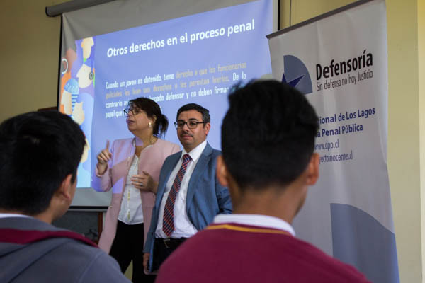 Los defensores p&uacute;blicos Mar&iacute;a Soledad Llorente y Rigoberto Mar&iacute;n dialogaron con los alumnos.