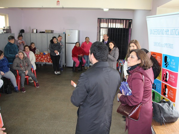 Las mujeres participaron activamente en el di&aacute;logo, dando cuenta de sus inquietudes y problemas a los profesionales de la Defensor&iacute;a. 