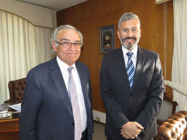Durante la reuni&oacute;n con el Defensor Regional, Milton Juica (izquierda) felicit&oacute; el trabajo institucional en Atacama.