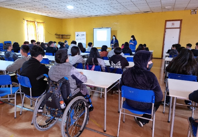Viviana Castel y Angela Morales, de la Defensor&iacute;a Regional de &Ntilde;uble, conversaron con estudiantes del Liceo "Claudio Arrau" de Coihueco.