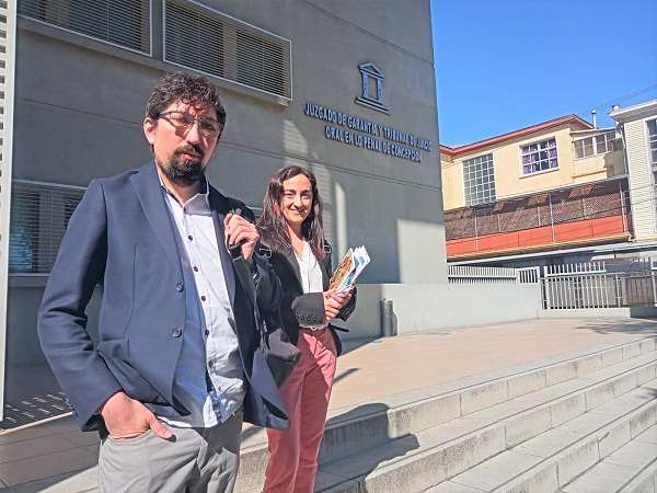 Los defensores p&uacute;blicos Mar&iacute;a Cristina Melgarejo y Javier Pereira al terminar la audiencia en el Tribunal Oral de Concepci&oacute;n.