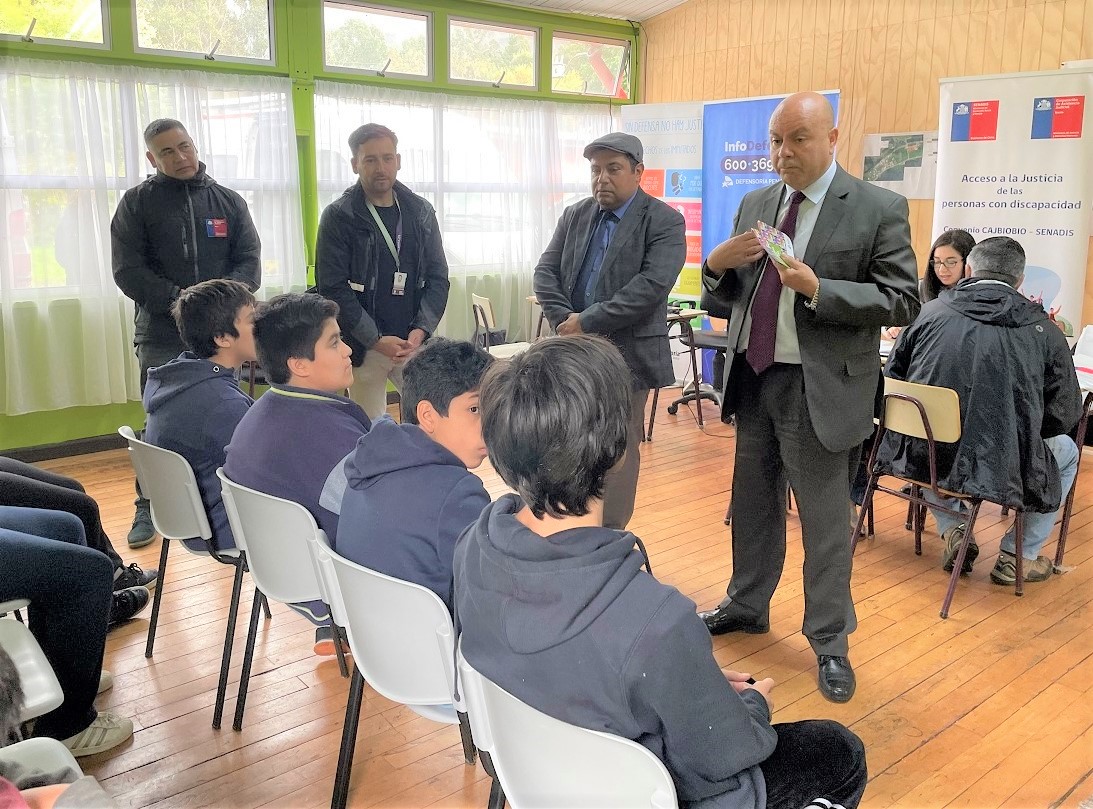 El Defensor Regional, Luis Soto, realiz&oacute; tambi&eacute;n una breve charla sobre el sistema penal a estudiantes de la escuela de Huellelhue.