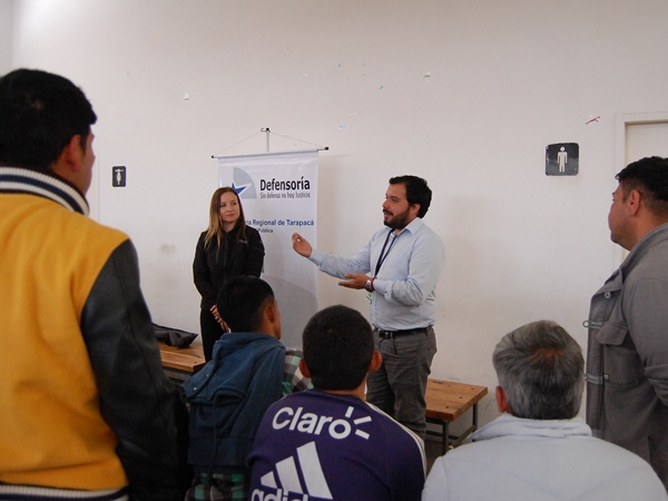 Los defensores penitenciarios Mar&iacute;a Francisca Sep&uacute;lveda y Javier Araya, durante una charla ante internos del penal de Alto Hospicio.