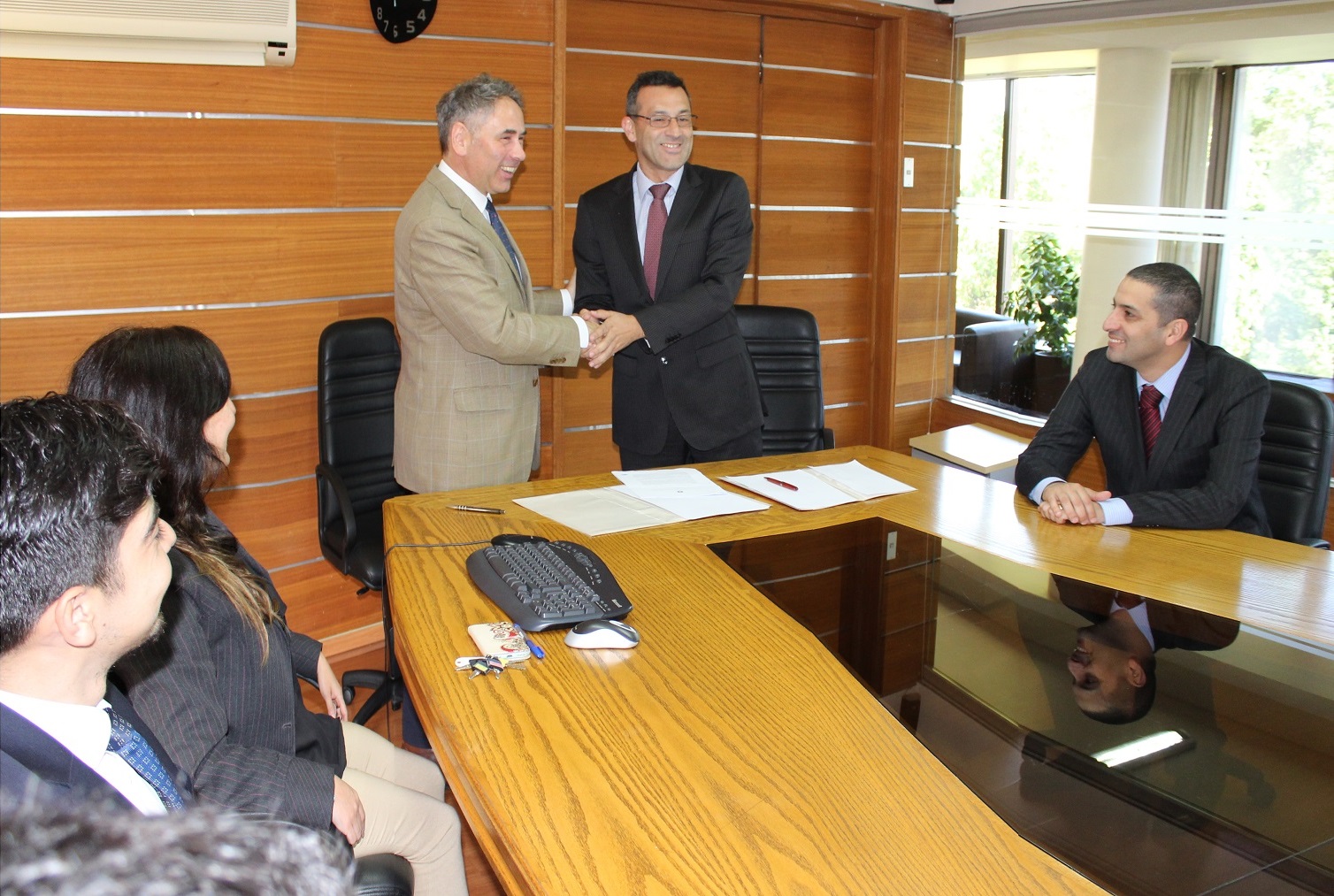 El decano de derecho de la Universidad de Talca, Ra&uacute;l Carnevali, junto al Defensor Regional Metropolitano Norte, Carlos Mora.