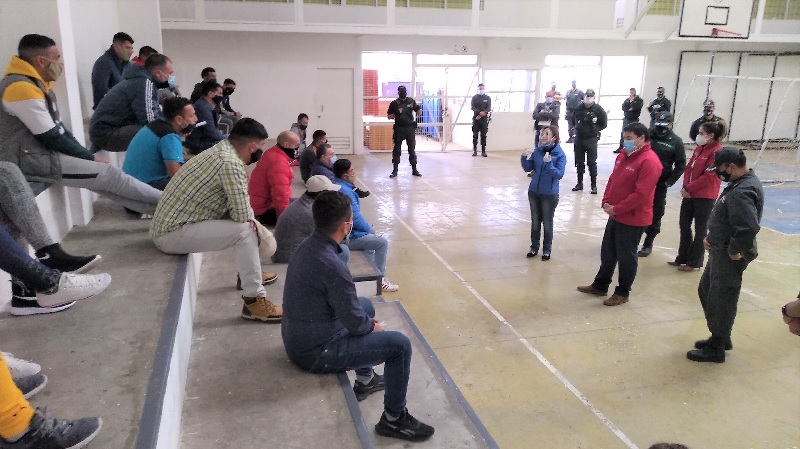 La Defensora Regional dialog&oacute; con las internas e internos en el gimnasio del penal serenense.