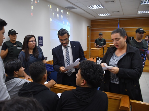 Los defensores penales p&uacute;blicos Eduardo Cabrera y Pilar Sandoval, junto a la jefa de Estudios, Karina Reyes, junto a sus representados.