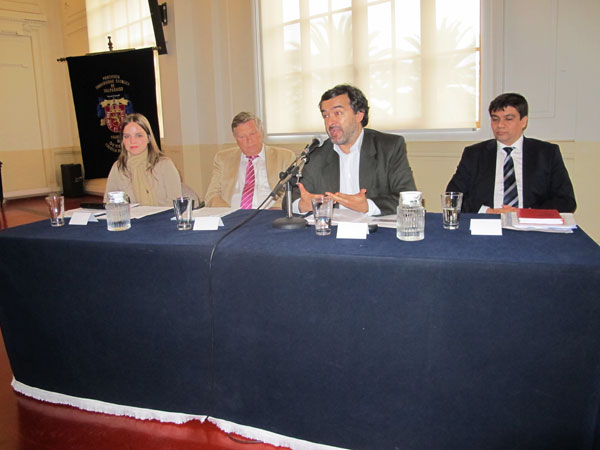 El jefe de la Unidad de Defensa Penal Juvenil de la DPP, Gonzalo Berr&iacute;os, durante su exposici&oacute;n. A su derecha, el experto alem&aacute;n Peter-Alexis Albrecht