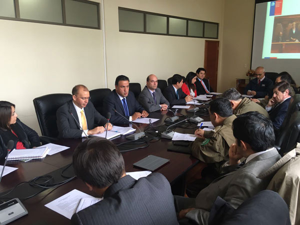 El Defensor Regional del Biob&iacute;o, Osvaldo Pizarro (segundo de izquierda a derecha), durante el encuentro de la comisi&oacute;n.