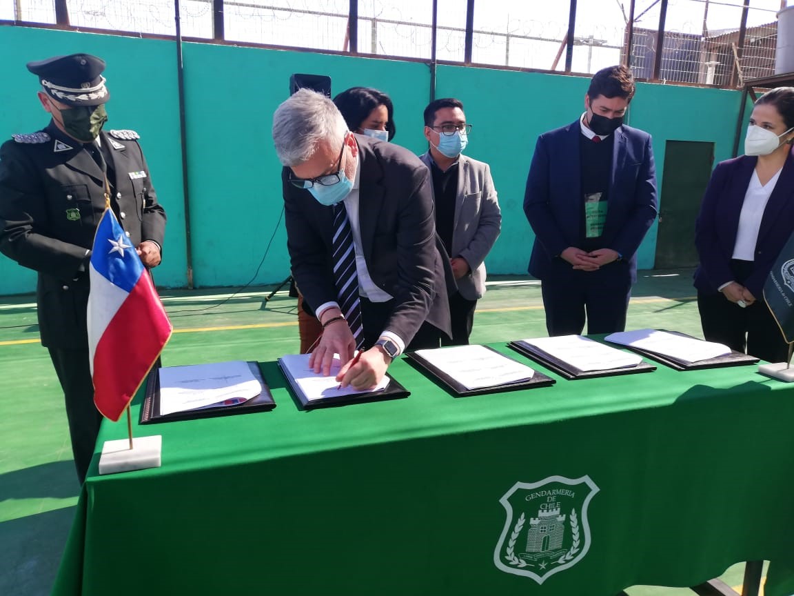 El Defensor Regional de Atacama, Ra&uacute;l Palma, firm&oacute; el convenio que busca fortalecer la atenci&oacute;n de las mujeres privadas de libertad.