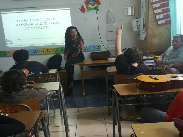 Alumnas y alumnos del Colegio Art&iacute;stico mostraron inter&eacute;s por posibles casos de responsabilidad penal juvenil.