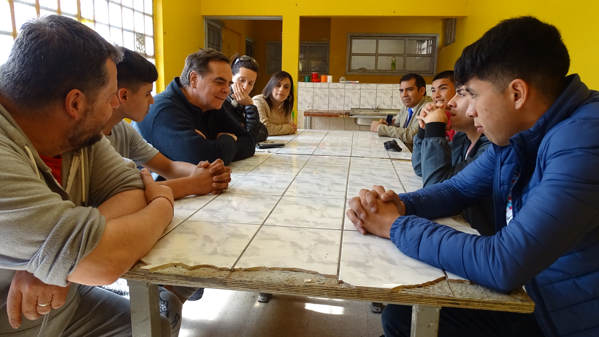 Los j&oacute;venes del CIP-CRC de Antofagasta junto al sacerdote jesuita Felipe Berrios.