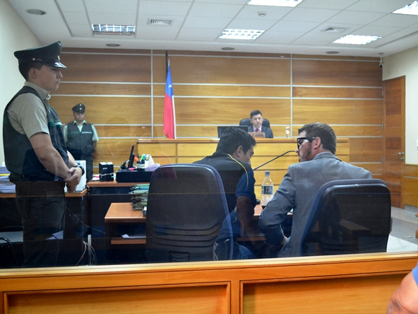 El imputado, Jes&uacute;s B.V., y su defensor penal p&uacute;blico, David Alvarez Mu&ntilde;oz, en la audiencia de control de detenci&oacute;n.