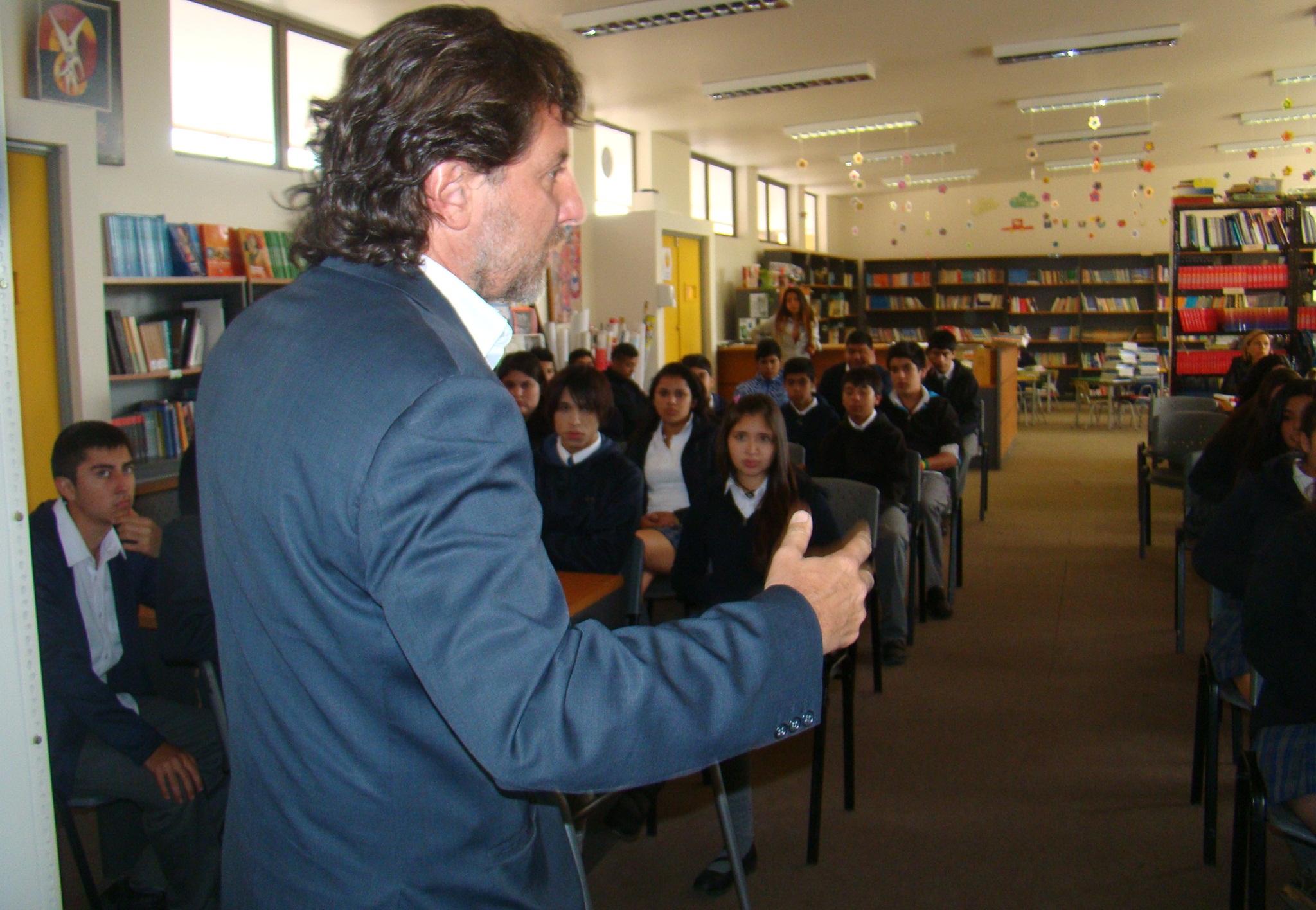 El periodista de la DRMN ofreci&oacute; la charla a estudiantes de primero medio del liceo "Instituto Estados Americanos".