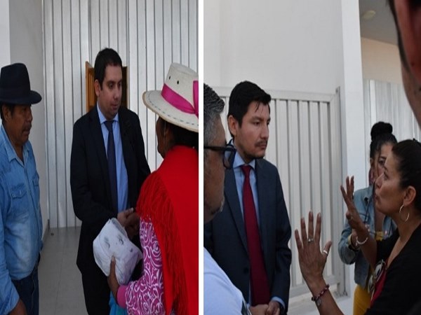 Los defensores p&uacute;blicos Claudio Rojas y Mario Villablanca junto a los familiares de los j&oacute;venes sobrese&iacute;dos. 