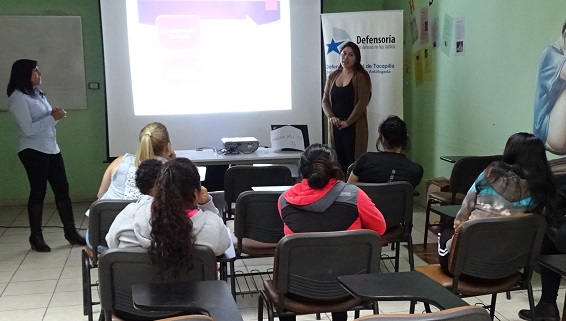 El equipo de defensa penitenciaria de Calama durante la charla con las madres lactantes o embarazadas.