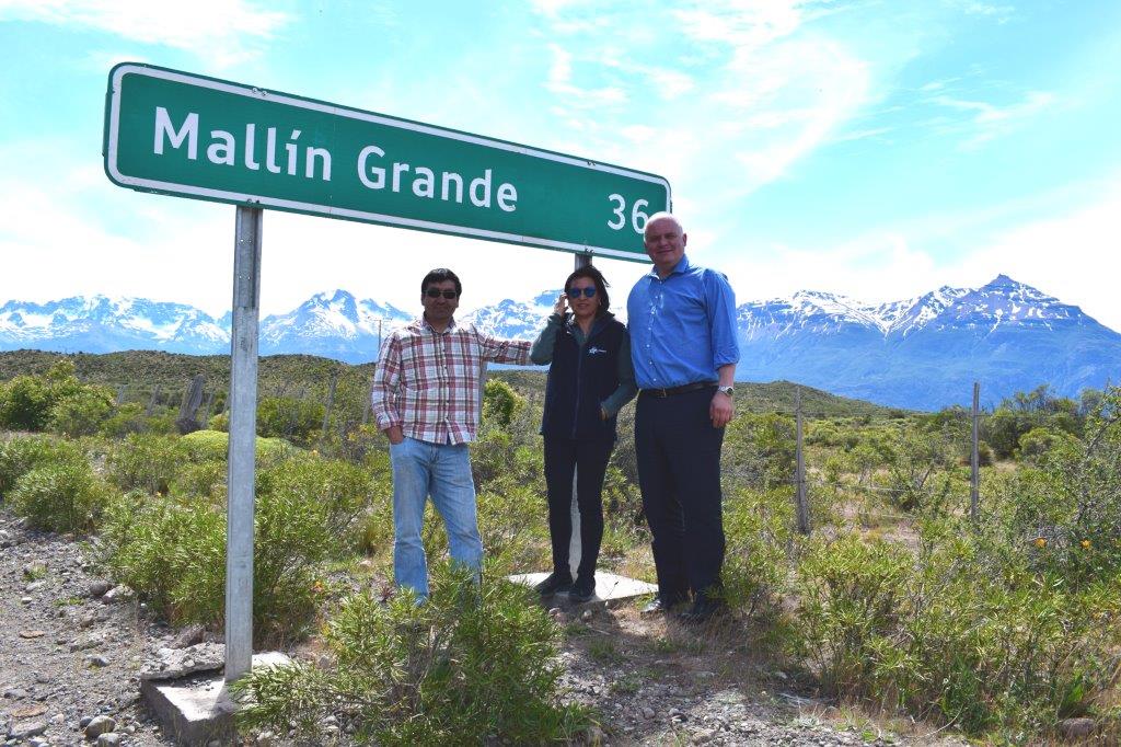 Jorge Moraga, Orietta Rodr&iacute;guez y Juan Galindo, en paso a Mall&iacute;n Grande, localidad de la comuna de Chile Chico.