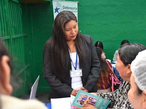 La facilitadora intercultural Ayde&eacute; L&oacute;pez, rodeada de las usuarias a las que atiende en la c&aacute;rcel de Iquique.