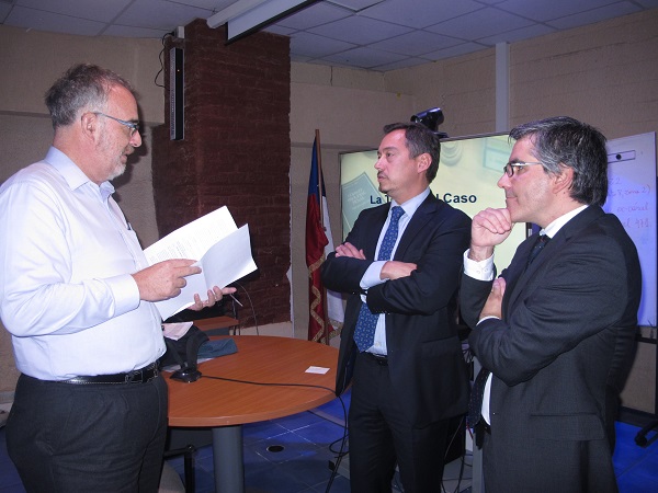 Leonardo Moreno (a la izquierda) conversa con Claudio P&eacute;rez, Defensor Regional, y Fernando Alliende, jefe de Estudios.