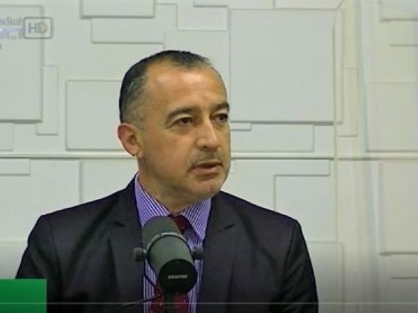 El Defensor Regional de Arica y Parinacota durante la entrevista en radio "Capp&iacute;ssima".