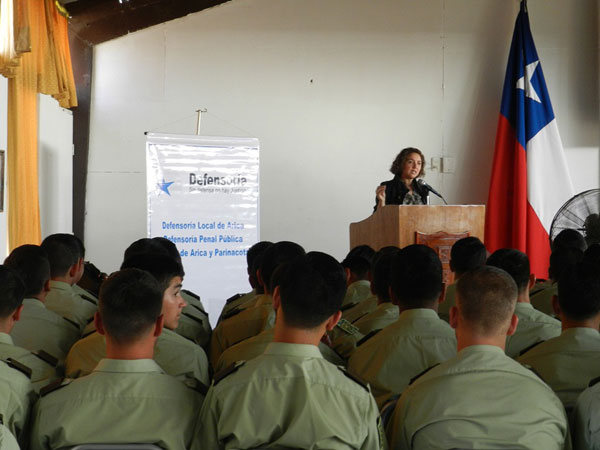 La abogada Viena Ruiz-Tagle particip&oacute; en los dos m&oacute;dulos del seminario de Carabineros sobre derechos humanos.