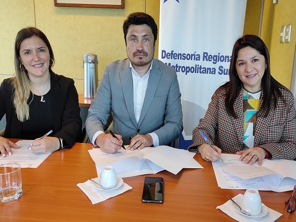 Laura Ulloa, Bernardo V&aacute;squez y Loreto Flores suscribieron el convenio de colaboraci&oacute;n. 