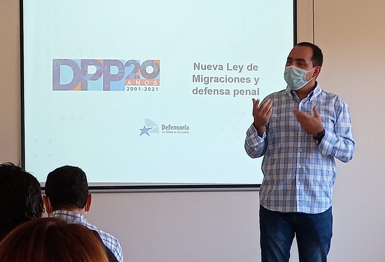 Hugo Le&oacute;n, defensor p&uacute;blico de migrantes y extranjeros, capacit&oacute; a los funcionarios del CAIS de Gendarmer&iacute;a.