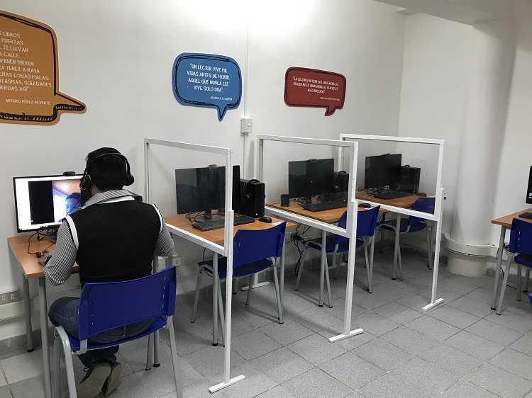 La 'sala de video-visitas' del CDP de Calama tiene todas las medidas sanitarias y de privacidad para la comunicaci&oacute;n de los internos con sus familias.