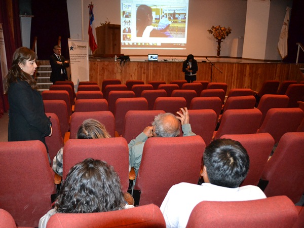 Los integrantes de la Defensor&iacute;a regional de Tarapac&aacute; exponiendo ante miembros del &Aacute;rea de Desarrollo Ind&iacute;gena de Pica.