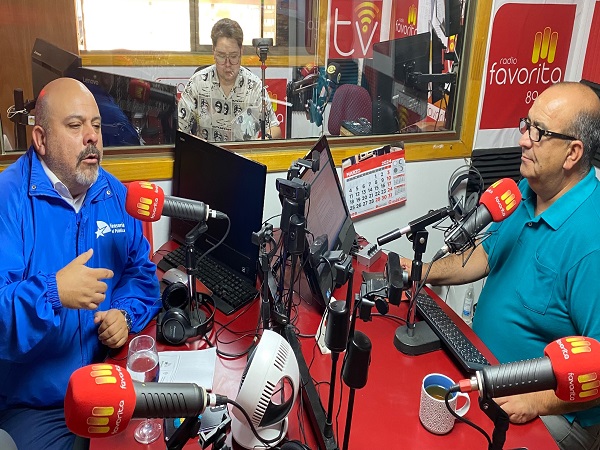 El Defensor Regional del Maule, Jos&eacute; Luis Craig, en radio "Favorita" de Curic&oacute;.