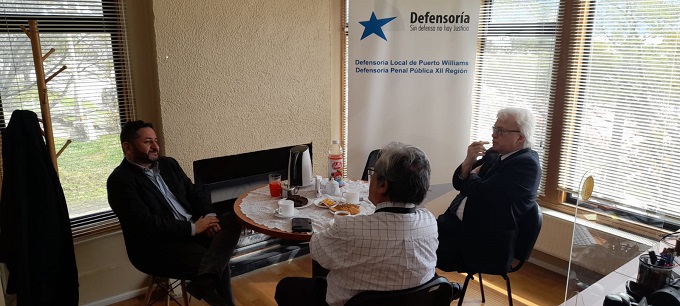 Pie de foto de izquierda a derecho Defensor, C&eacute;sar Chand&iacute;a, Juez. Bernardo Toro (al centro de espaldas) y Ministro, V&iacute;ctor Stenger